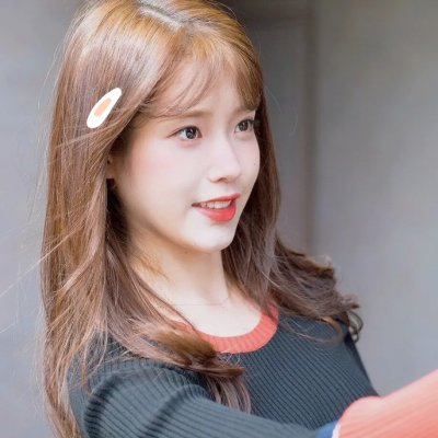 戴流苏耳环的少女